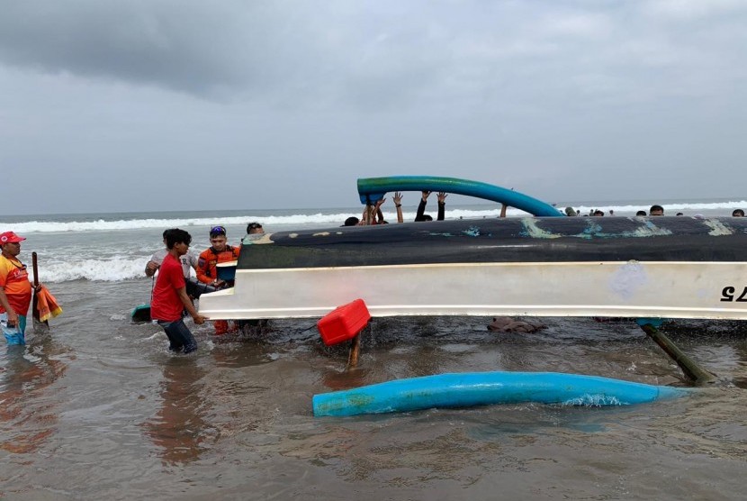 Proses evakuasi Perahu Mina Ciamis 275 di Pantai Pangandaran, Sabtu (8/6).