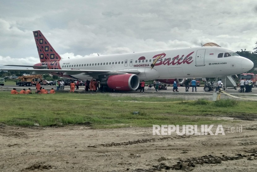Proses evakuasi pesawat Batik Air yang tergelincir di Bandara Rendani Manokwari, Papua Barat, Selasa (13/3). 