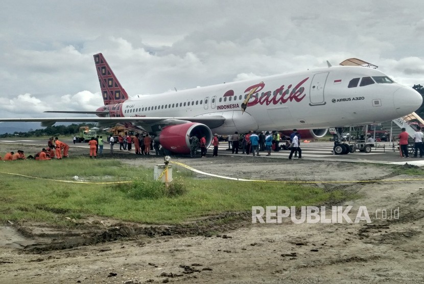 Pesawat Batik Air Terporosok Berhasil Dievakuasi 