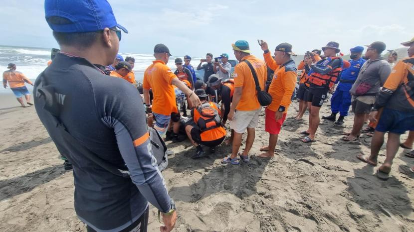 Proses evakuasi satu wisatawan yang terseret ombak di Pantai Parangtritis, Kabupaten Bantul, DIY, Jumat (28/4/2023).