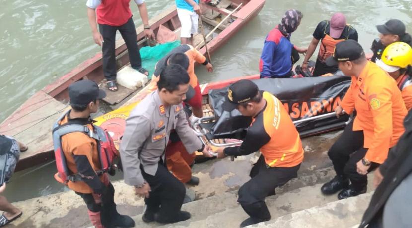 Proses evakuasi seorang nelayan danau Rawapening yang tenggelam dan ditemukan meninggal dunia di lingkungan Desa bejalen, Kecamatan Ambarawa, kabupaten semarang, Selasa (25/10). 
