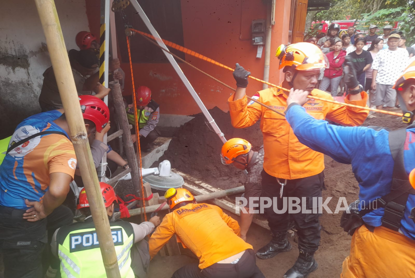 Proses evakuasi terhadap pekerja yang tewas tertimbun galian septic tank di Sleman, Senin (1/12/2025). 