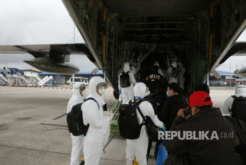 Proses evakuasi WNI dari Wuhan, Hubei China sesaat setelah turun dari pesawat Boeing A330-300 Batik Air di Bandara Internasional Hang Nadim Batam, Ahad (2/2).