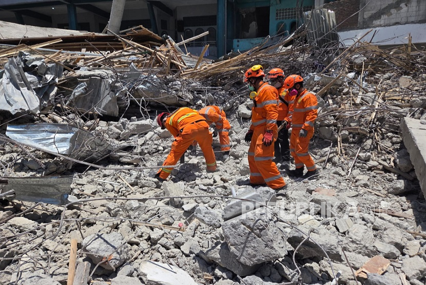 Proses evakuasi yang berlangsung di lokasi kejadian.