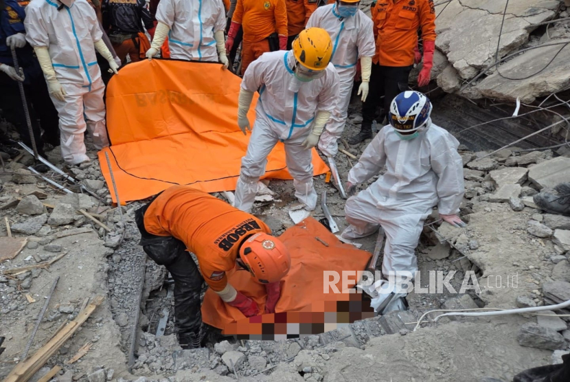 Proses evakuasi yang dilakukan Tim SAR Gabungan di lokasi kejadian, Sabtu (4/10/2025). 