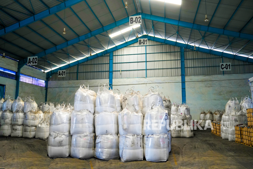Proses handling bahan baku baterai kendaraan listrik oleh SPSL.