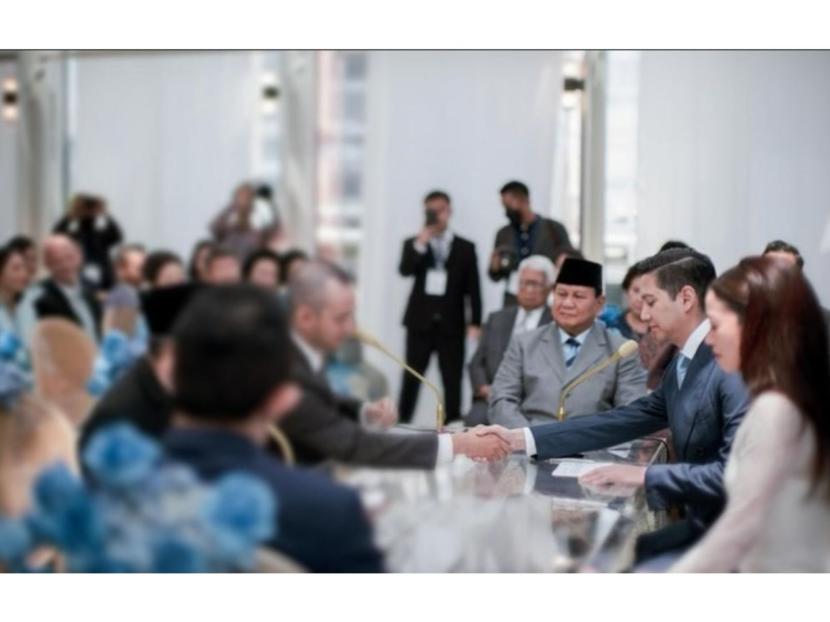 Proses ijab kabul dalam pernikahan keponakan Prabowo, Budisatrio Djiwandono. Di kolom komentar Instagram Budisatrio, banyak artis mengucapkan selamat.