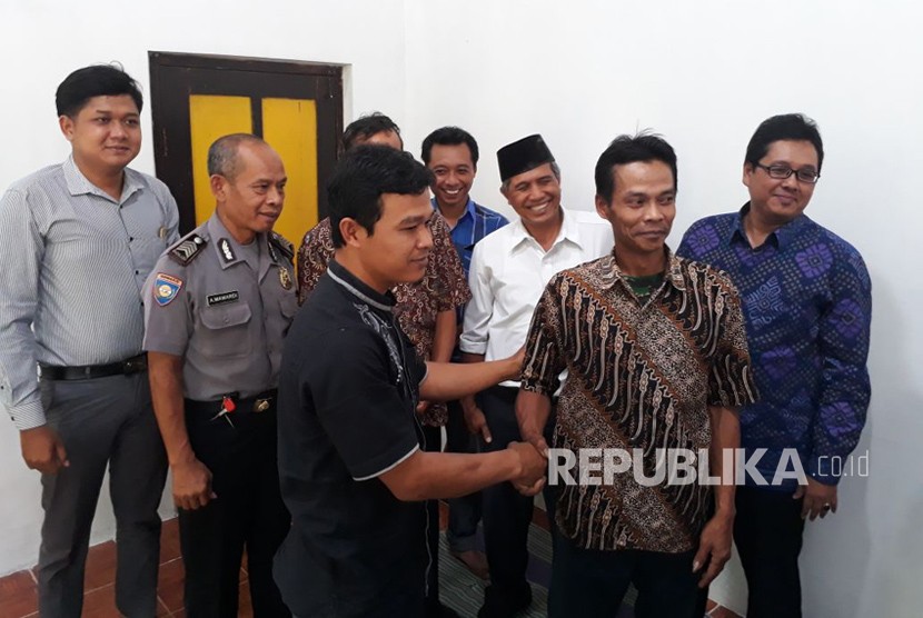 Proses islah atas insiden penyiraman oli bekas ke bocah yang kedapatan mencuri onderdil motor di kediaman pengasuh LD, Sutopo, Kamis (3/5).  Pelaku penyiraman, Arif Alfian, didampingi kuasa hukum diterima paman LD, Sunardi dan sejumlah tokoh masyarakat tempat LD tinggal.