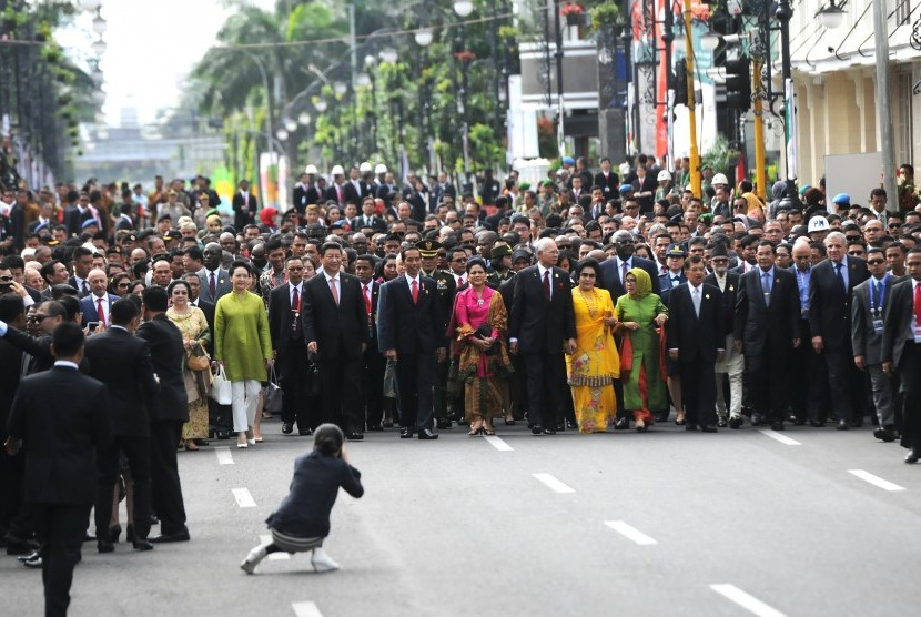 Proses KAA historical walk di Jalan Asia Afrika, Bandung, Jumat (24/4).