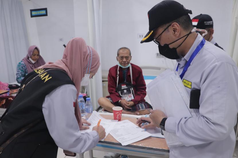 Proses kepulangan jamaah sakit melalui mekanisme tanazul evakuasi terus berlangsung di Kantor Kesehatan Haji Indonesia (KKHI) Makkah. 