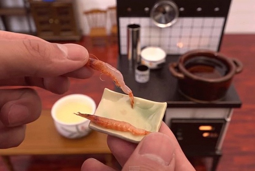 Proses memasak makanan mini yang sedang populer ini bisa dilihat di Youtube.