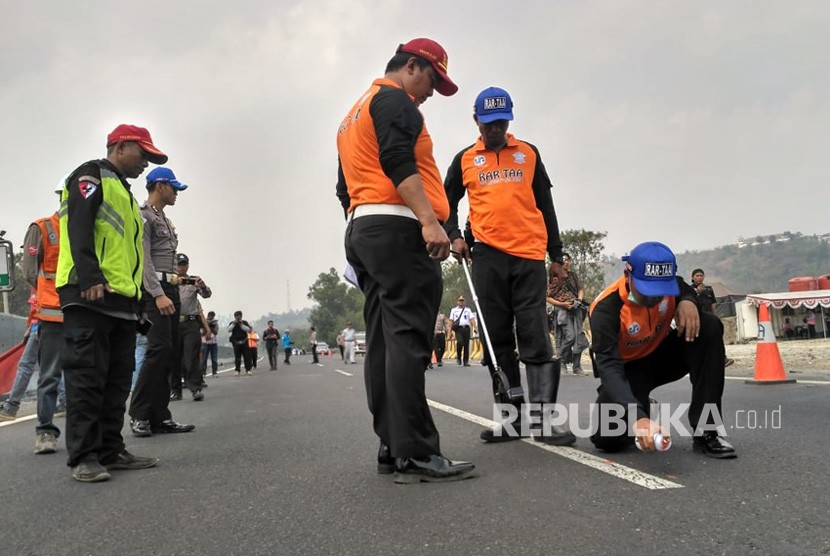 Proses olah tempat kejadian perkara (TKP) di lokasi kecelakaan beruntun Tol Cipularang KM 92, Purwakarta, Selasa (3/9).