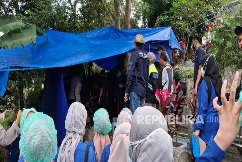 Proses Pelaksanaan Ekshumasi Mendiang Saprila (38) di TPU Mbah Cikur, Kelurahan Cibabat, Kecamatan Cimahi Utara, Kota Cimahi pada Selasa (14/1/2025).