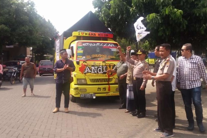 Proses pelepasan sembilan truk logistik kemanusiaan ACT Jawa Tengah menjuju Palu dan Lombok, di halaman masjis Jatisari, Kecamatan Mijen, Kota Semarang, Jumat (5/10)