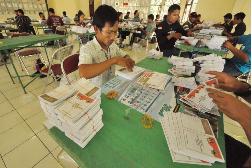 Proses pelipatan surat suara.