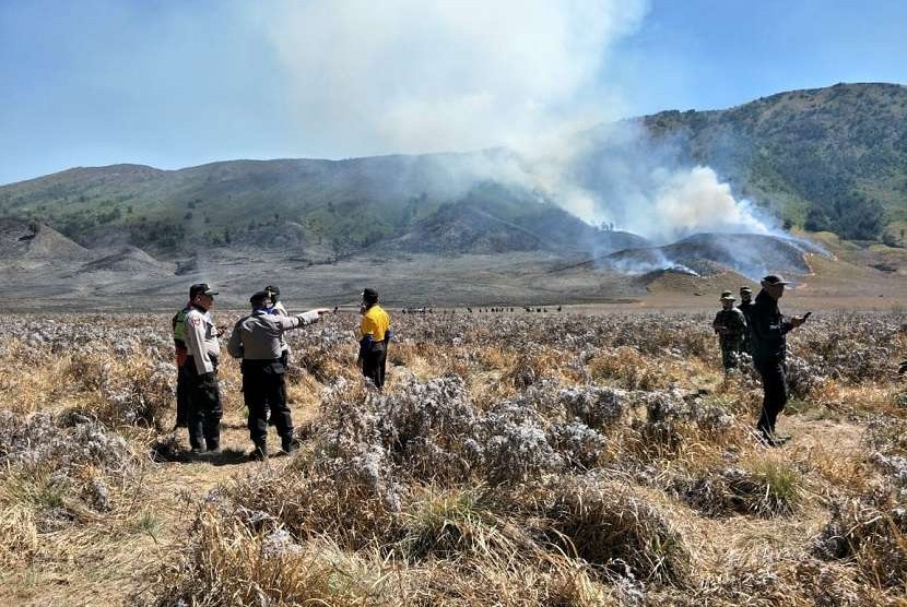 Proses pemadaman kebakaran hutan di TNBTS Malang, Ahad (2/9). 