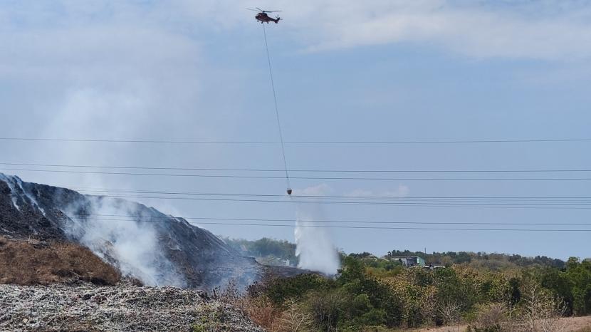 Proses pemadaman kebakaran TPA Putri Cempo Solo menggunakan helikopter water bombing.