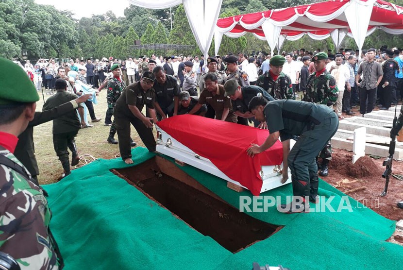 Proses pemakaman Almarhum AM Fatwa di Taman Makam Pahlawan (TMP) Kalibata, Kamis (14/12).