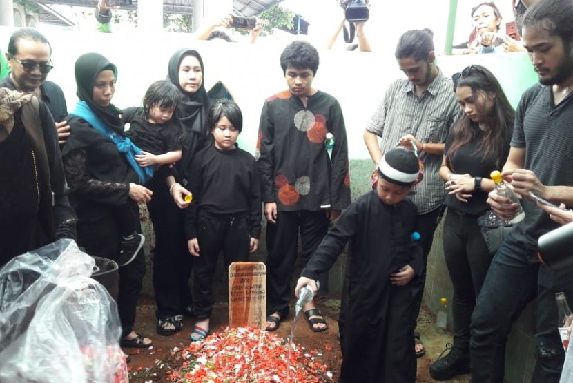 Proses pemakaman Dian Pramana Poetra di Masjid Ibadur Rahman, Kelapa Dua Wetan, Jakarta Timur
