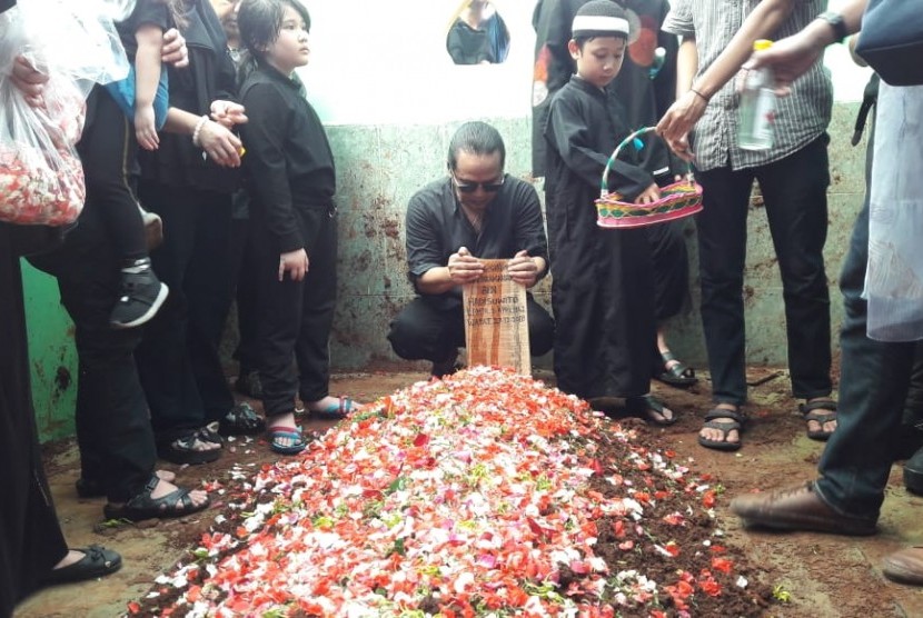 Proses pemakaman Dian Pramana Poetra di Masjid Ibadur Rahman, Kelapa Dua Wetan, Jakarta Timur