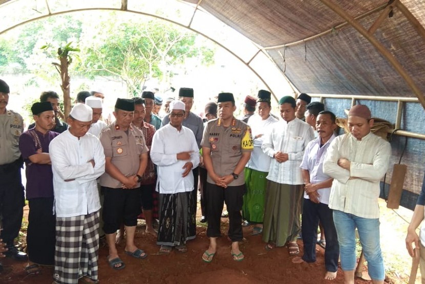 Proses pemakaman santri korban kecelakaan di TPU Karang Mulya, Kecamatan Karang Tengah, Kota Tangerang, Senin (26/11).
