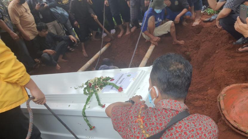 Proses pemakaman Vanessa Angel di Taman Makam Islam Malaka, JKelurahan Ulujami, akarta Selatan.