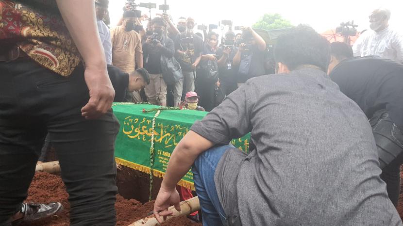Proses Pemakaman Vanessa Angel Diguyuri Hujan. Foto: Prosesi pemakaman Vanessa Angel, Jumat (5/11), di Taman Makam Islam Malaka, Jalan Swadarma Raya, Ulujami, Pesanggraha, Jakarta Selatan.         