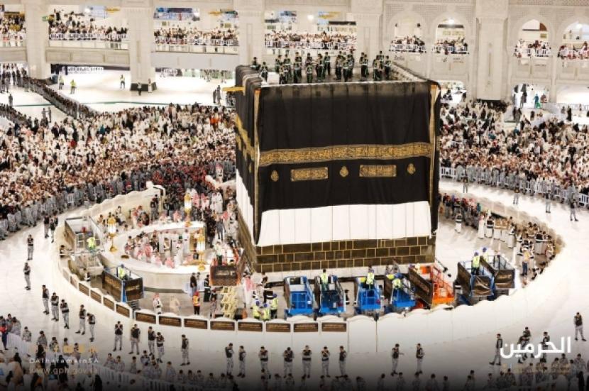 Proses pemasangan kiswah Kabah baru menyambut tahun baru Islam 1 Muharram 1446 Hijriyah, Ahad (7/7/2024).