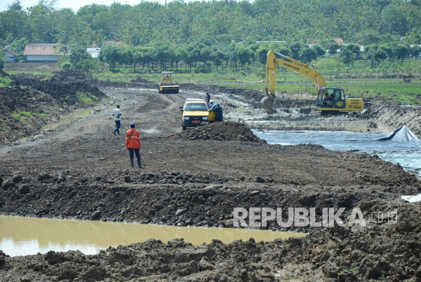 Proses pembangunan akses jalan di proyek pembangunan Bandara Internasional Jawa Barat (BIJB), di Kertajati, Kabupaten Majalengka, Rabu (28/3)