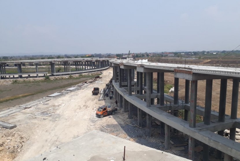Proses pembangunan jalan tol Krian-Legundi-Bunder-Manyar (KLBM).