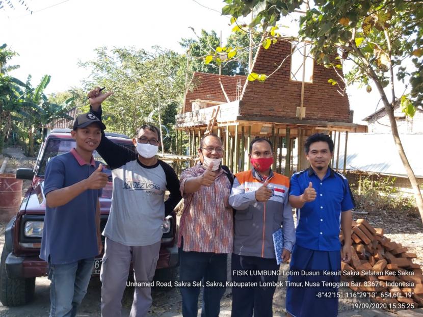 Proses pembangunan lumbung pangan masyarakat gotong royong di Desa Sakra Selatan masih terus dilakukan. Bahkan, dinas ketahanan provinsi NTB meninjau langsung proses pembangunan pada Sabtu (19/9).