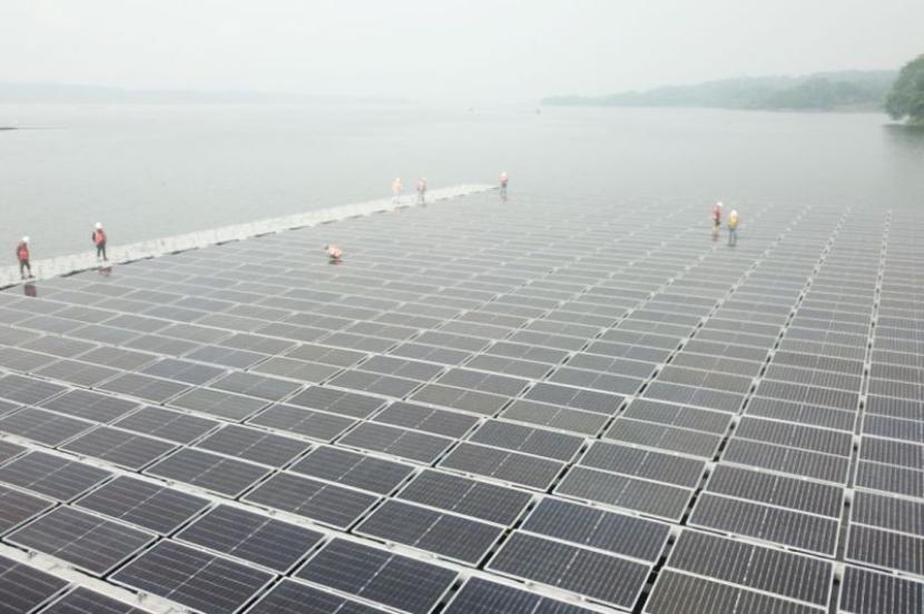 Proses pembangunan pembangkit listrik tenaga surya (PLTS) terapung di Waduk Cirata, Jawa Barat.