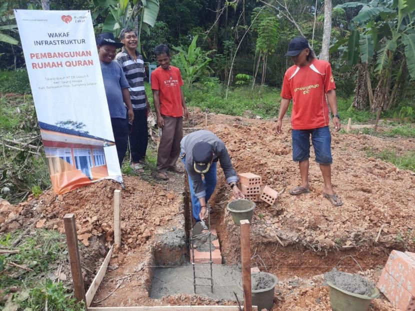 Proses Pembangunan Rumah Quran binaan Rumah Zakat Sumatera Selatan di Talang Buluh RT 8 Dusun 3, Kecamatan Talang Kelapa, Kabupaten Banyuasin, Sumatera Selatan.