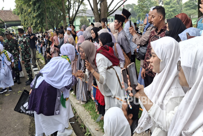 Proses Pemberangkatan Calon Jemaah Haji Asal Kabupaten Bandung Barat dari Pusdikkav Padalarang Menunu Embarkasi Bekasi pada Kamis (8/5).