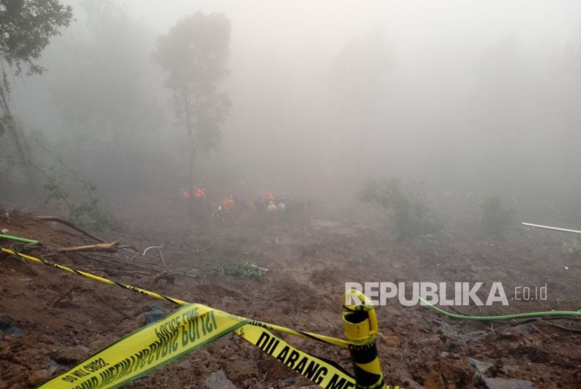 [ilustrasi] Proses pembersihan material longsor dan pencarian korban di Riung Gunung, Bogor, Selasa (6/2). 