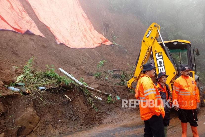 Proses pembersihan material longsor dan pencarian korban di Riung Gunung, Bogor, Selasa (6/2). 