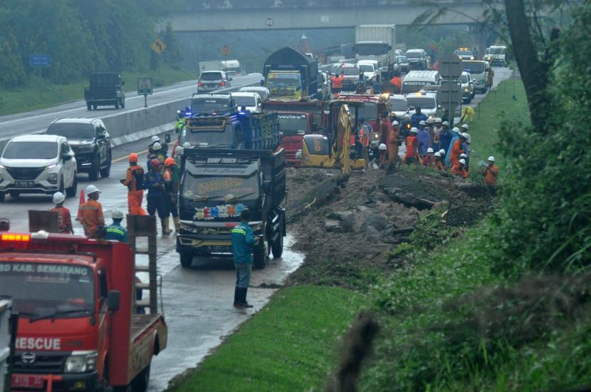 Proses pembersihan material longsor di ruas tol Semarang- Solo KM 436+600 A, wilayah Desa Klepu, Kecamatan Pringapus, Kabupaten Semarang, Jumat (4/3).
