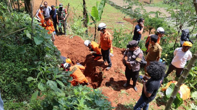  Proses pembongkaran jenazah yang diduga merupakan korban dari ‘dukun’ pengganda uang, Tohari alias Slamet (46), di Desa Balun, Kecamatan Wanayasa, Kabupaten Banjarnegara, Jawa Tengah.