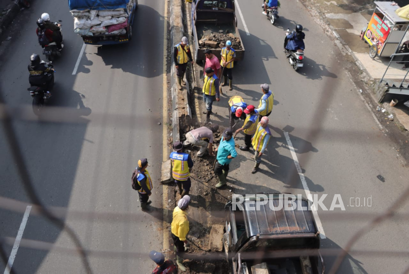 Proses Pembongkaran Separator Jalan Amir Machmud di Kota Cimahi, Jawa Barat.