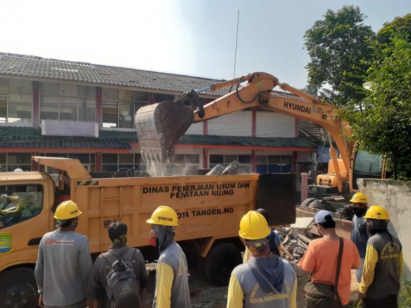 Proses pembongkaran tembok beton di Jalan Akasia RT 04 RW 03, Kelurahan Tajur, Kecamatan Ciledug, Kota Tangerang, Banten, Rabu (17/3). 