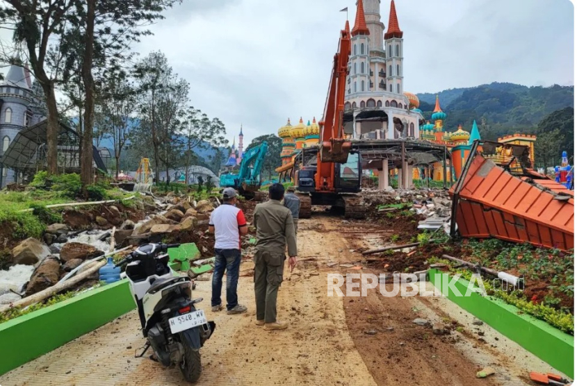 Proses pembongkaran wahana wisata Hybisc Fantasy di Puncak, Bogor