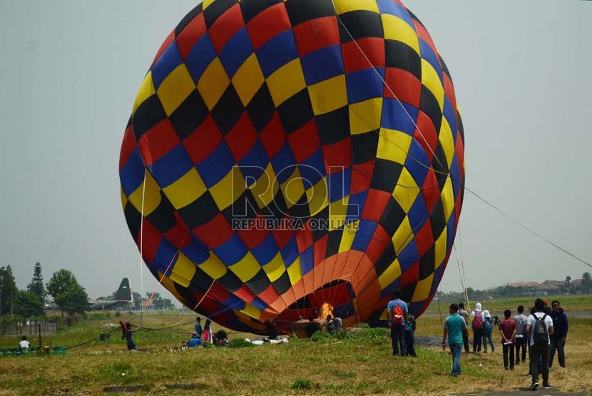 Proses pembuatan balon udara (Ilustrasi)
