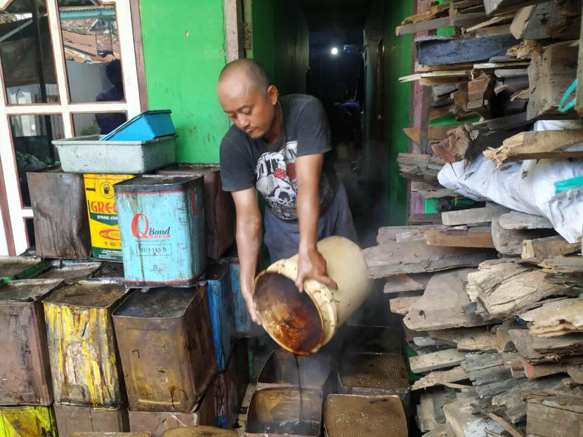 Proses pembuatan cincau di salah satu produsen Kota Malang. Selama Ramadhan, permintaan cincau meningkat tajam. 