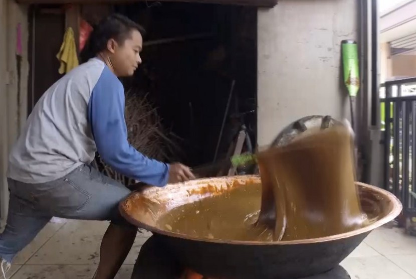 Proses pembuatan dodol betawi di kawasan Jagakarsa, Jakarta Selatan.