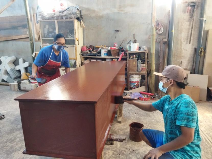 Proses pembuatan peti mati di Kelurahan Bandungrejosari, Sukun, Kota Malang, Jatim, Kamis (15/7). 