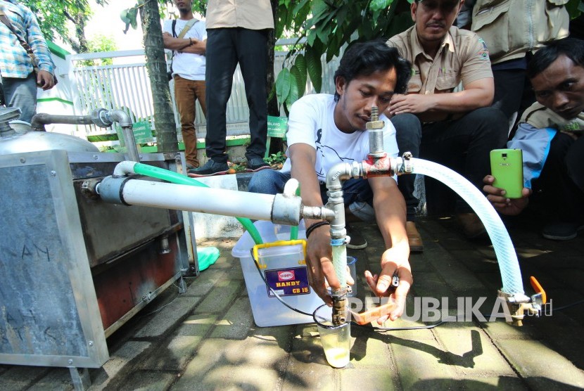Proses pembuatan Bahan Bakar Minyak (BBM) dari pengolahan sampah plastik dengan alat sedrhana, di Dinas Lingkungan Hidup dan Kebersihan (DLHK), Kota Bandung, Senin (21/5).