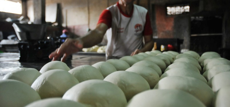 Proses pembuatan roti berlangsung di sebuah rumah industri kecil Lezat, Cawang, Jakarta Timur, Jum'at (30/1). (Republika/Aditya Pradana Putra)