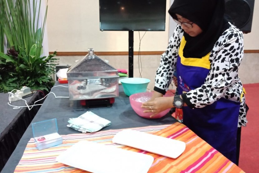 Proses pembuatan roti yang halal, di Pameran Halal Indonesia Expo, JCC Senayan, Jakarta, Jumat (28/6). Makanan dapat dikatakan halal apabila proses pembuatan hingga bahan bakunya mengandung unsur tayyiban.