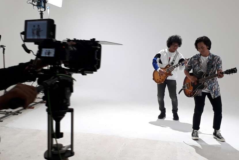 Proses pembuatan video klip D'MASIV dan Pusakata untuk lagu Ingin Lekas Memelukmu Lagi.