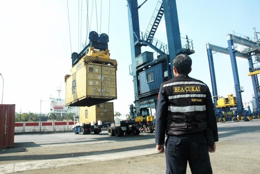 Proses pemeriksaan barang ekspor oleh Bea Cukai.